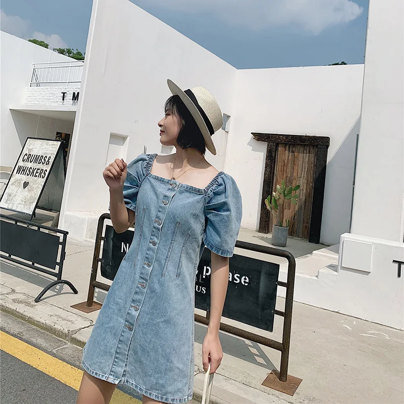 Женское винтажное стильное приталенное джинсовое мини-платье на пуговицах