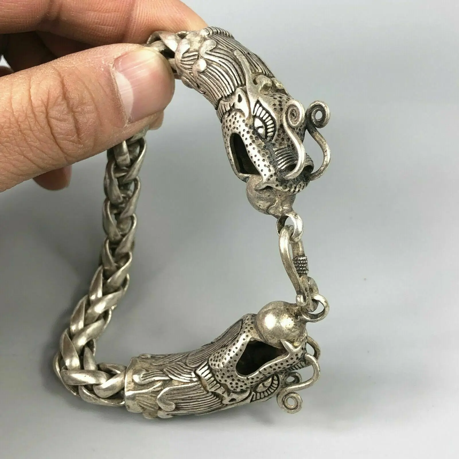 

Exquisite Chinese Rare Collectible Tibet Silver Handwork Dragon Amulet Bracelet