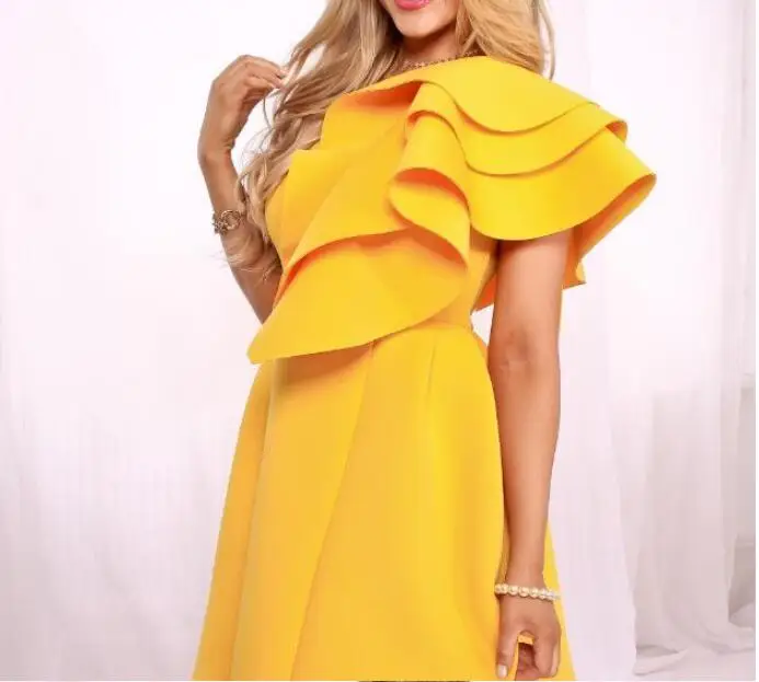 Летнее женское платье с оборками желтое Каскадное сексуальное без рукавов до