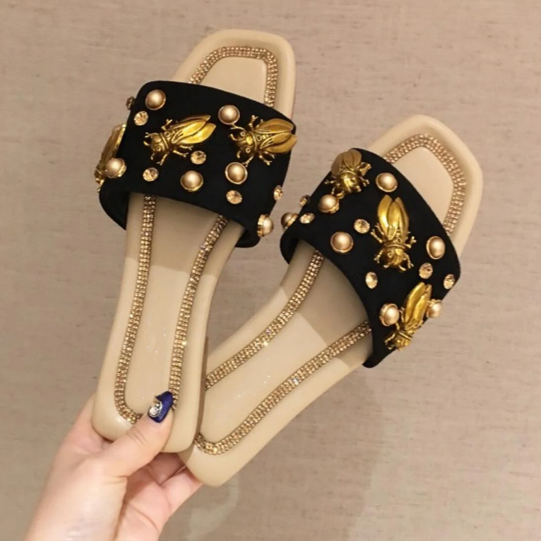Женские шлепанцы новинка 2020 сандалии на плоской подошве с жемчужными заклепками