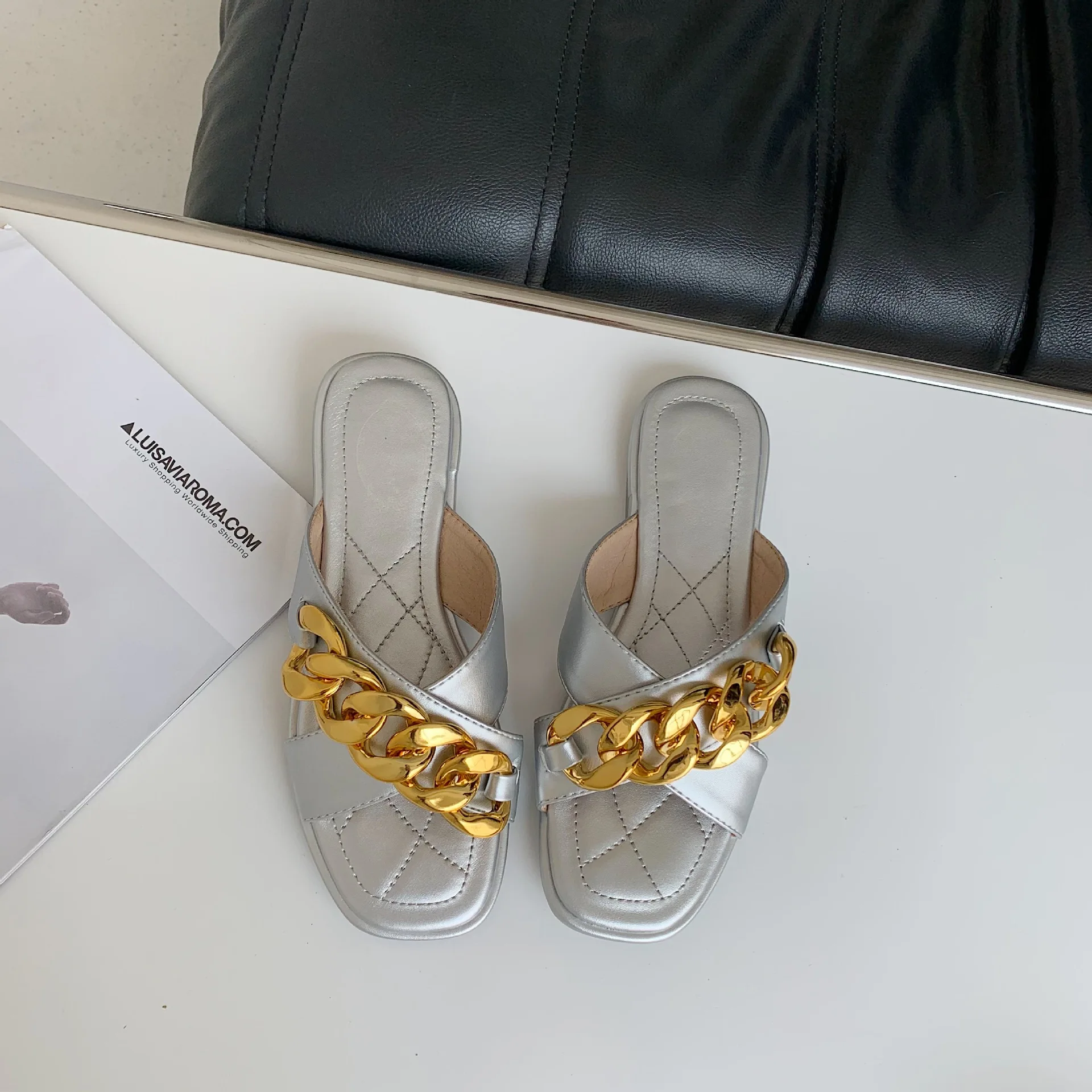 

Rivet Shoes Womens Slippers Outdoor Luxury Slides Pantofle Shale Female Beach Flat Designer 2021 Sabot PU Scandals Basic Metal D