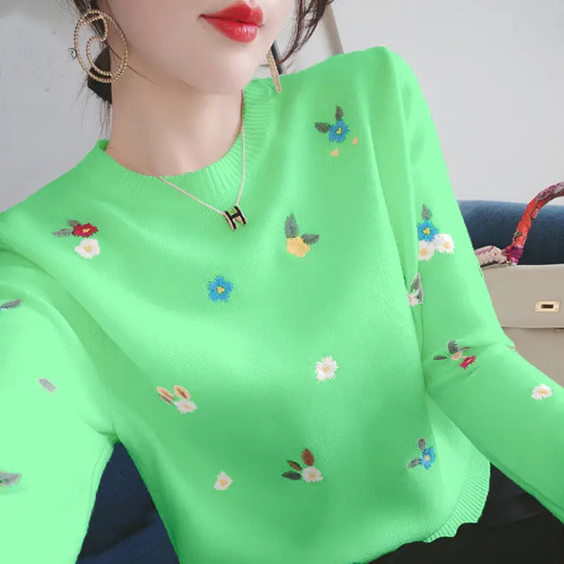 

Small Zou Chrysanthemum embroider spring new style round-necked sweater sweet small pure and fresh coat underlay with sweater wo