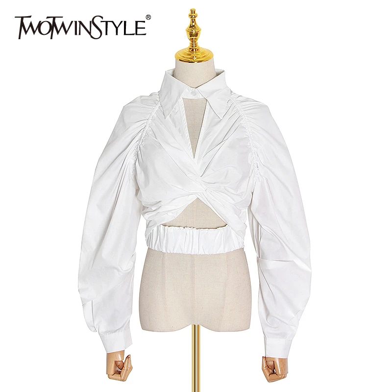 Женская блузка с рюшами TWOTWINSTYLE белая повседневная короткая отложным воротником