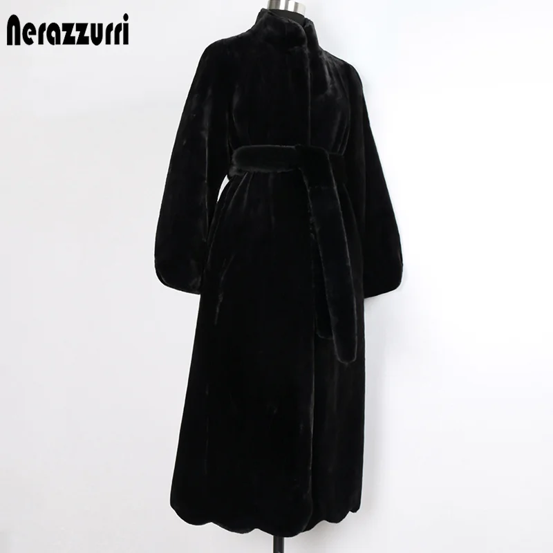 

Женское длинное меховое пальто трапециевидной формы с поясом и воротником-стойкой