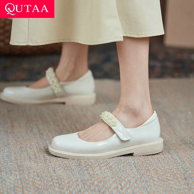 

QUTAA/2021 г. Летние женские туфли на плоской подошве с круглым носком и ремешком на щиколотке, повседневная женская обувь из мягкой натуральной ...