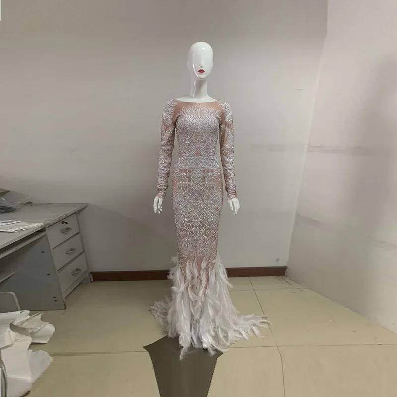 Женское вечернее длинное платье с перьями русалки белое Клубное бежевыми