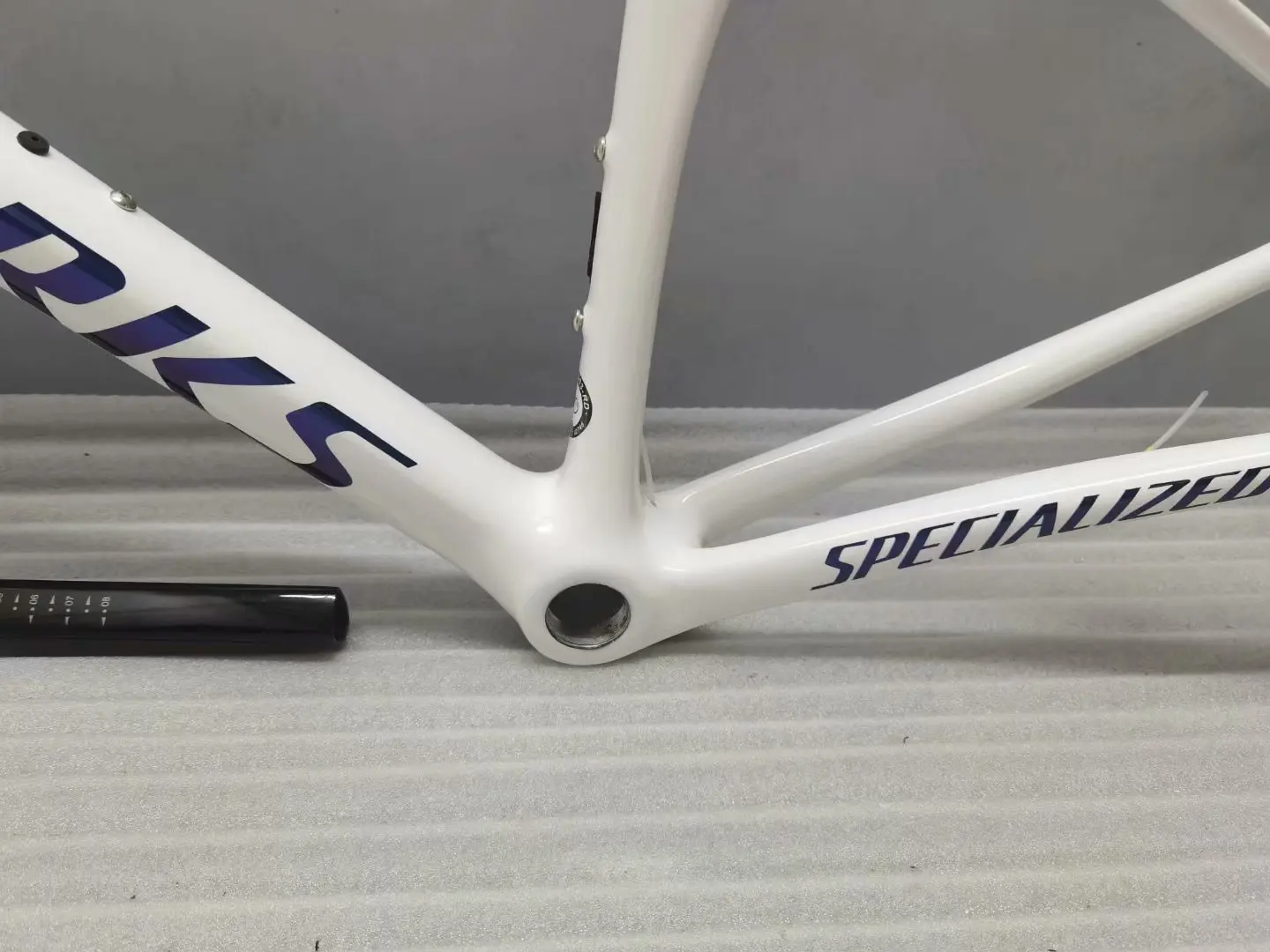 

white color frame with white logo SL6/SL7 bicycle carbon frame v brakes bsa made in taiwan v brakes SL6 cycling frame