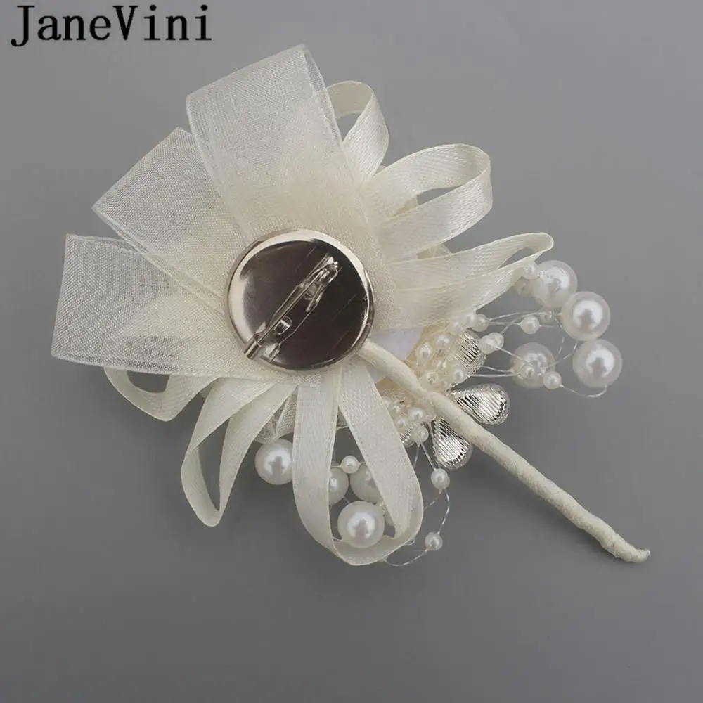 Бутоньерка для жениха с белыми жемчужинами и булавкой |