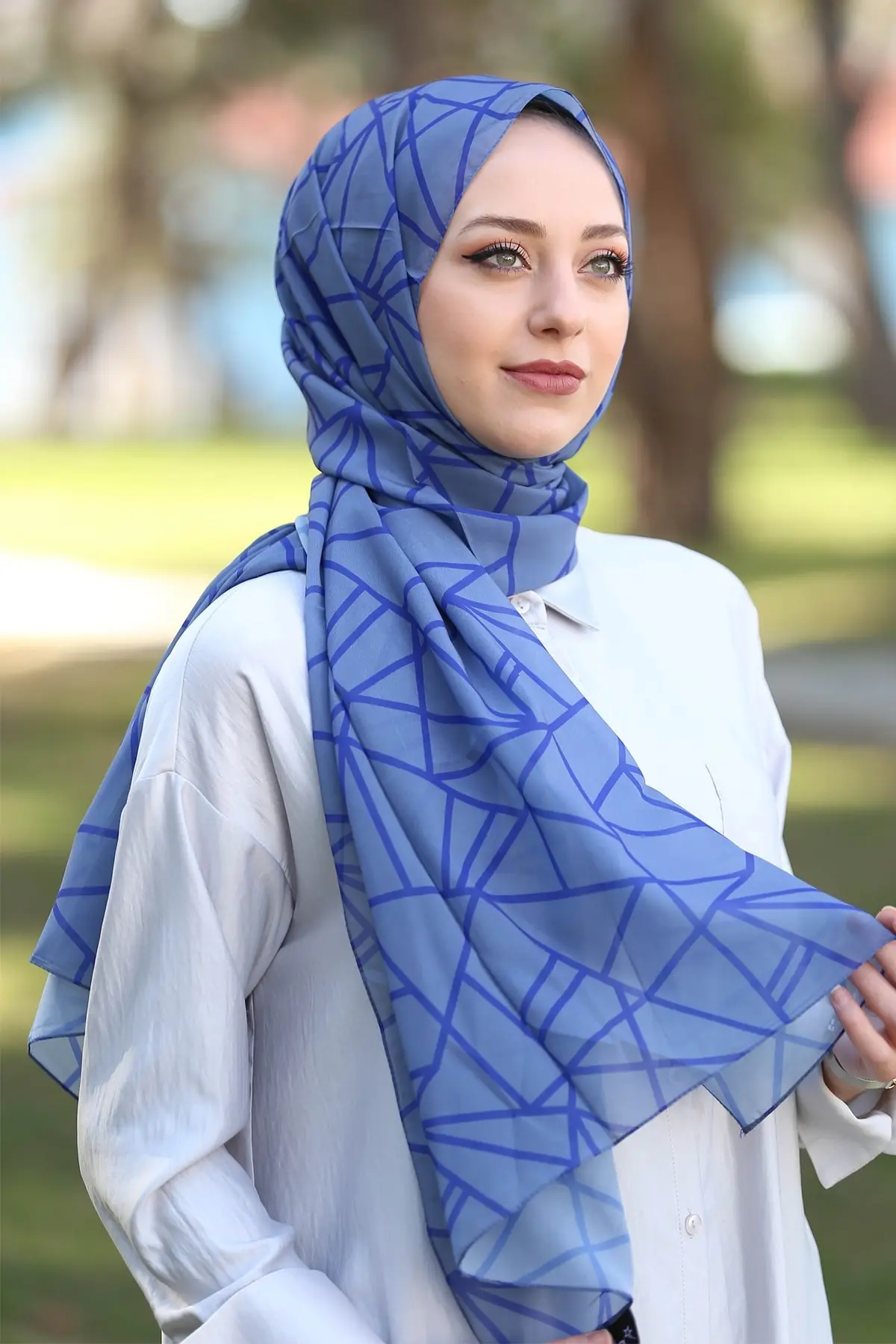 

Женский шарф-плитка с узором листьев