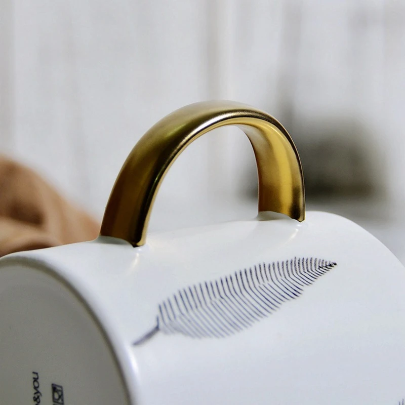 Кружка кофейная с золотистой ручкой и узором в виде перьев креативная посуда для