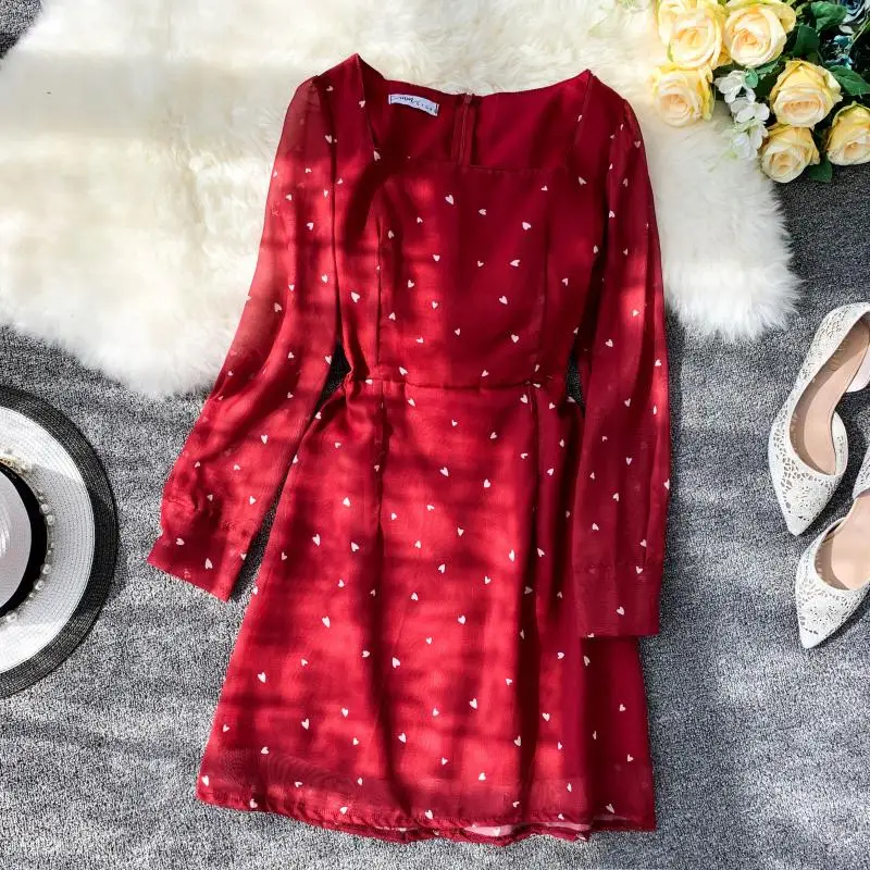 Женское приталенное платье ретро облегающее с квадратным вырезом и длинным