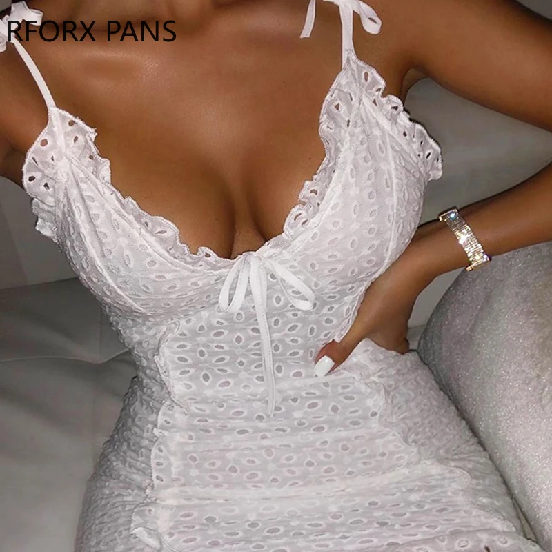 Женское мини-платье без рукавов с кружевной вставкой и рюшами элегантное модное