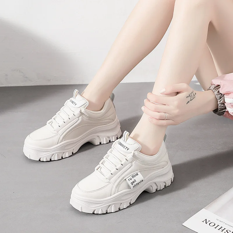 Женские кроссовки на массивной вулканизированной подошве платформе