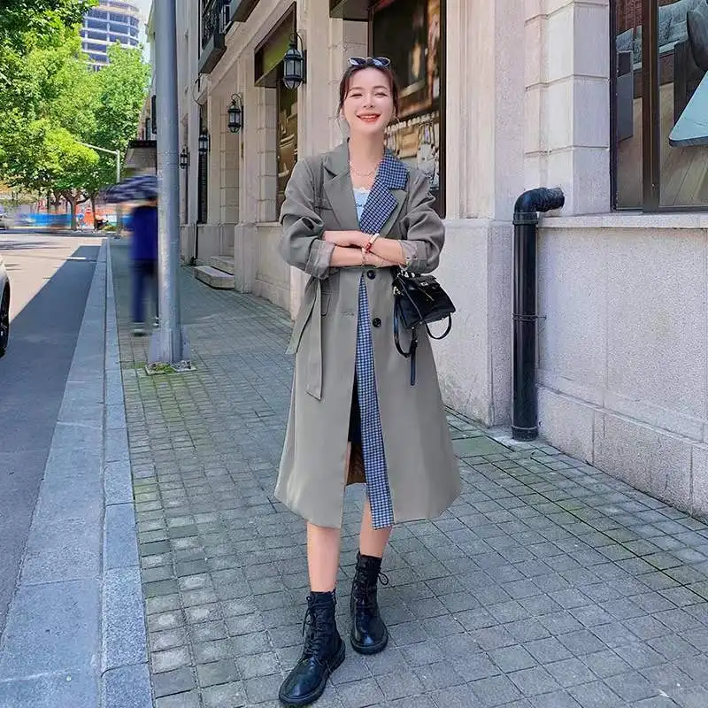 Ветровка женская клетчатая средней длины модный приталенный плащ в клетку