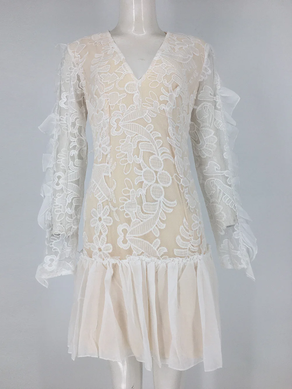 Женское платье в богемном стиле элегантное мини с длинным рукавом v-образным