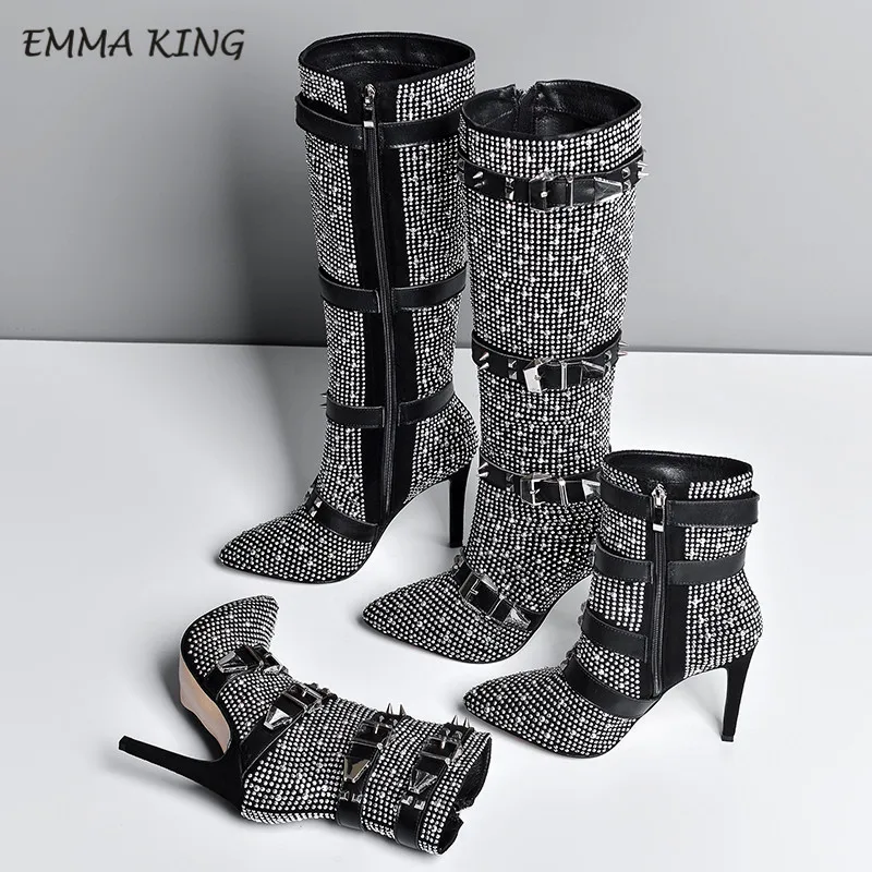 Emma king/роскошные сапоги выше колена с украшением в виде кристаллов; сезон осень-зима; женские сапоги на высоком каблуке с заклепками, заклепками и ремешком