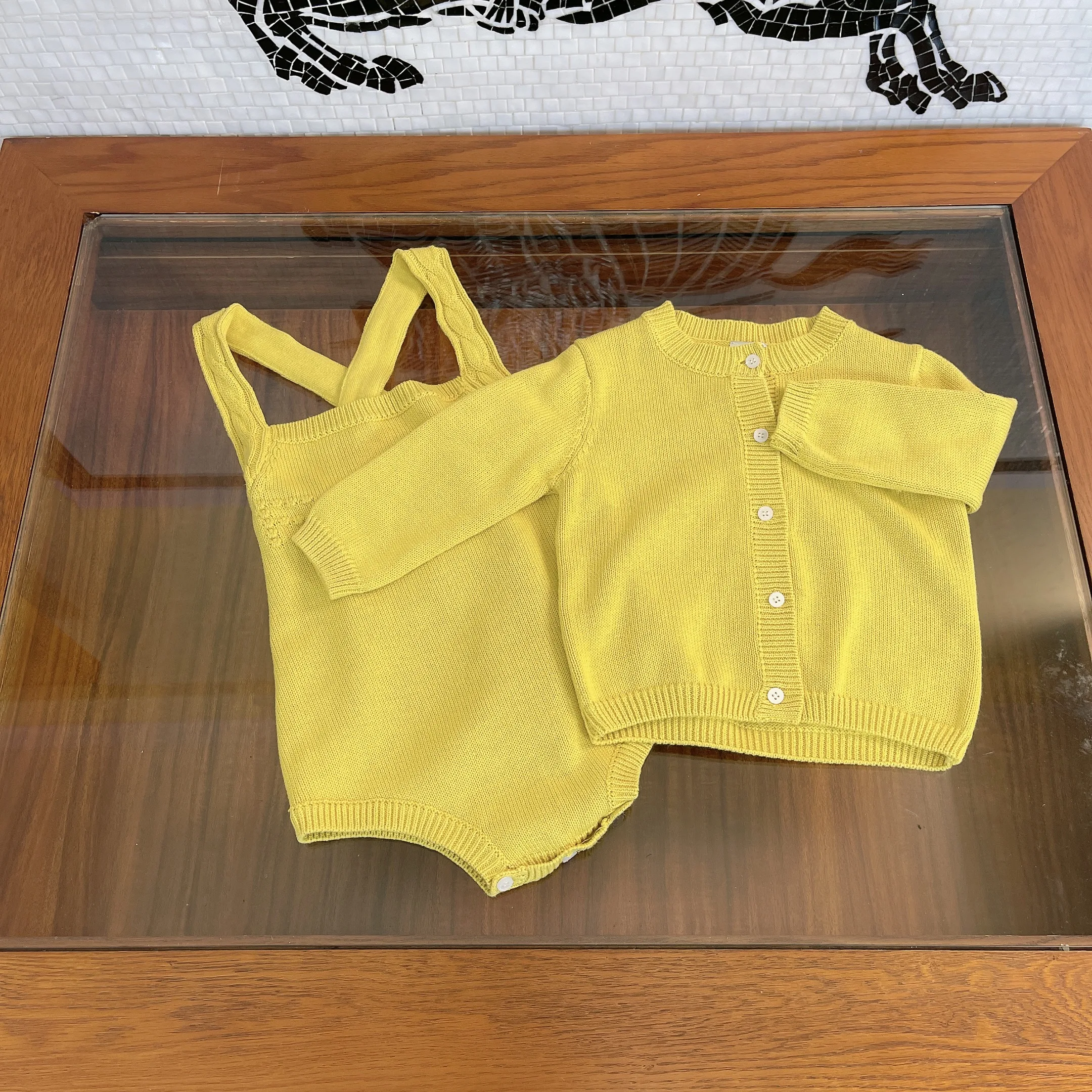 

Комплект из двух предметов для маленьких девочек в европейском и американском стиле, шерстяное трикотажное пальто с длинным рукавом с букв...