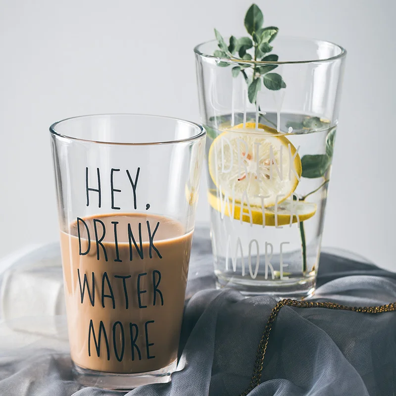 Простая стеклянная кружка в скандинавском стиле с черным буквенным принтом