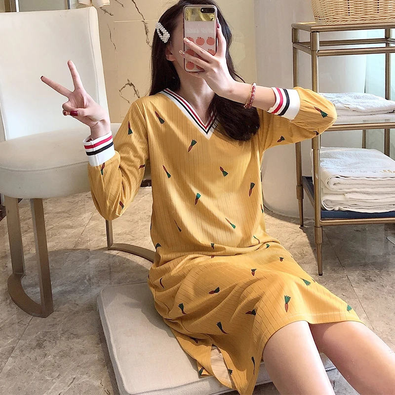 

Женская ночная рубашка с длинным рукавом и V-образным вырезом