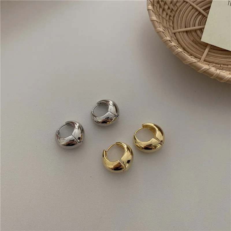 

South Korea Retro Geometry C Joker Ear Buckle Temperament INS Wind Hollow Out Earrings Fashion Tide Female Jewelry