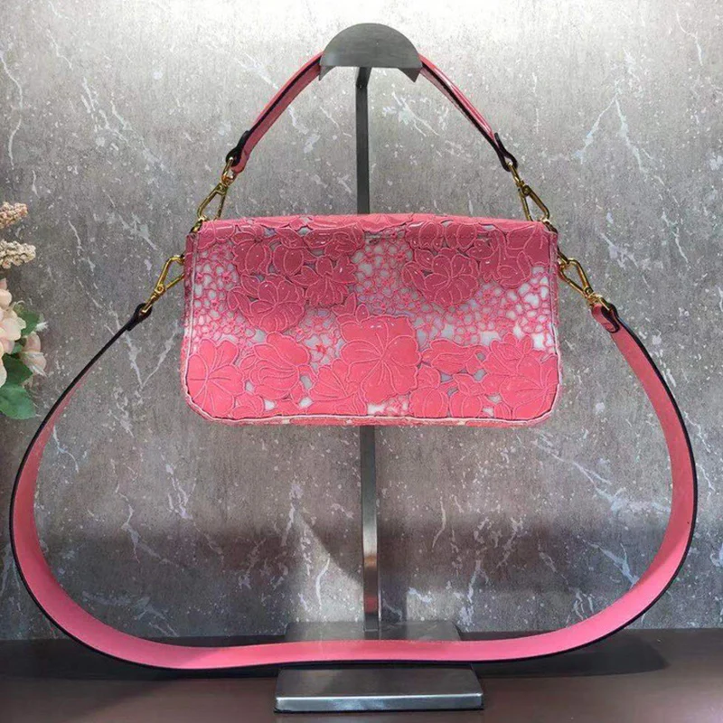 

Catwalk style heavy craft embroidery hollow flower retro leather handbag ladies new fashion all-match diagonal shoulder bag