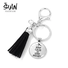 Азиатских и надписью Keep Calm и с надписью Love, хоккейной тематики черный брелоки с кисточками на открытом воздухе спортивные энтузиастов, собранные Стекло брелок Athlete автомобиля безделушки