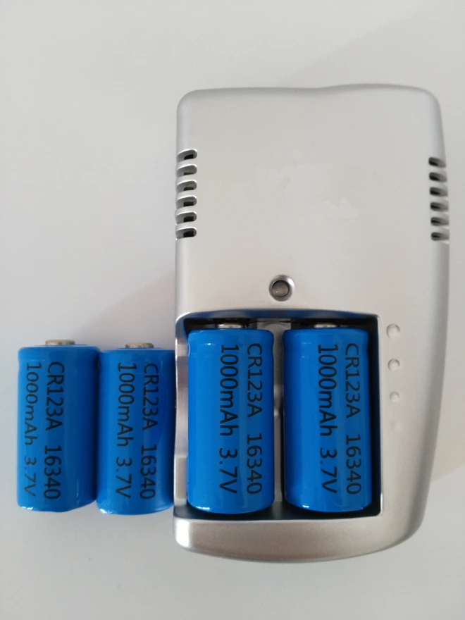 

4PCS/LOT 3.7V 1000mAh lithium ion battery 16340 CR123A rechargeable lithium battery +1 PCS dedicated smart charger 16340 charger