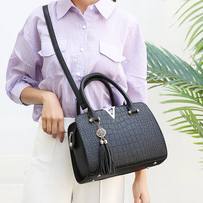 Для женщин из крокодиловой кожи Tote V Letters Tassel Дизайнерские Сумки Роскошные качественные сумки через плечо с бахромой сумка-мессенджер