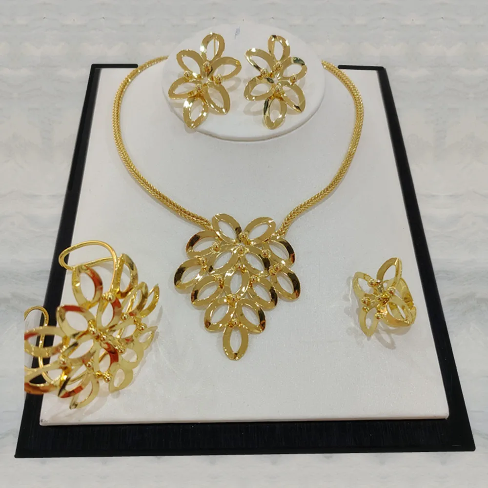 Женский ювелирный комплект из колье серёг и кольца золотого цвета |