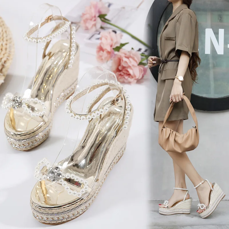 

Новинка лета 2021, босоножки на танкетке с серебристым жемчугом и бантом, босоножки на высоком каблуке, сказочные Босоножки с открытым носком ...