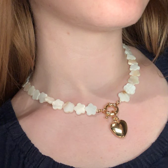 Ожерелье с жемчужинами и кристаллами пресной воды кулоном в виде сердца