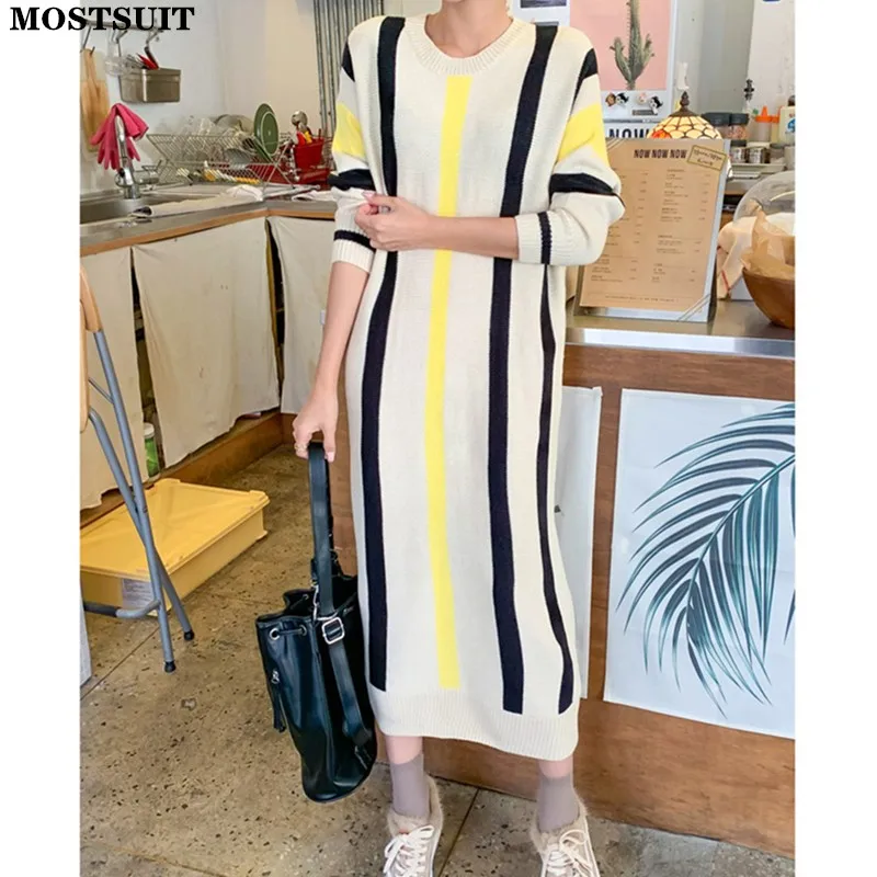 

Женское трикотажное платье-свитер с длинным рукавом и круглым вырезом