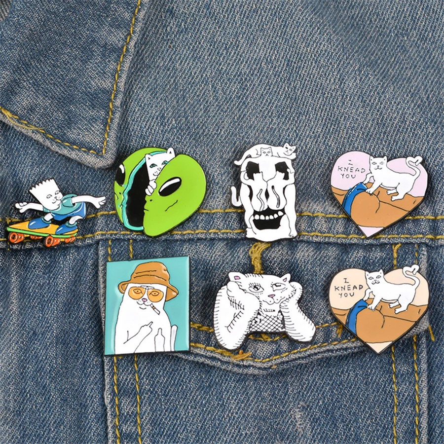 Белый Кот аниме значки Броши для женщин милые эмали штырь Жетоны на походный