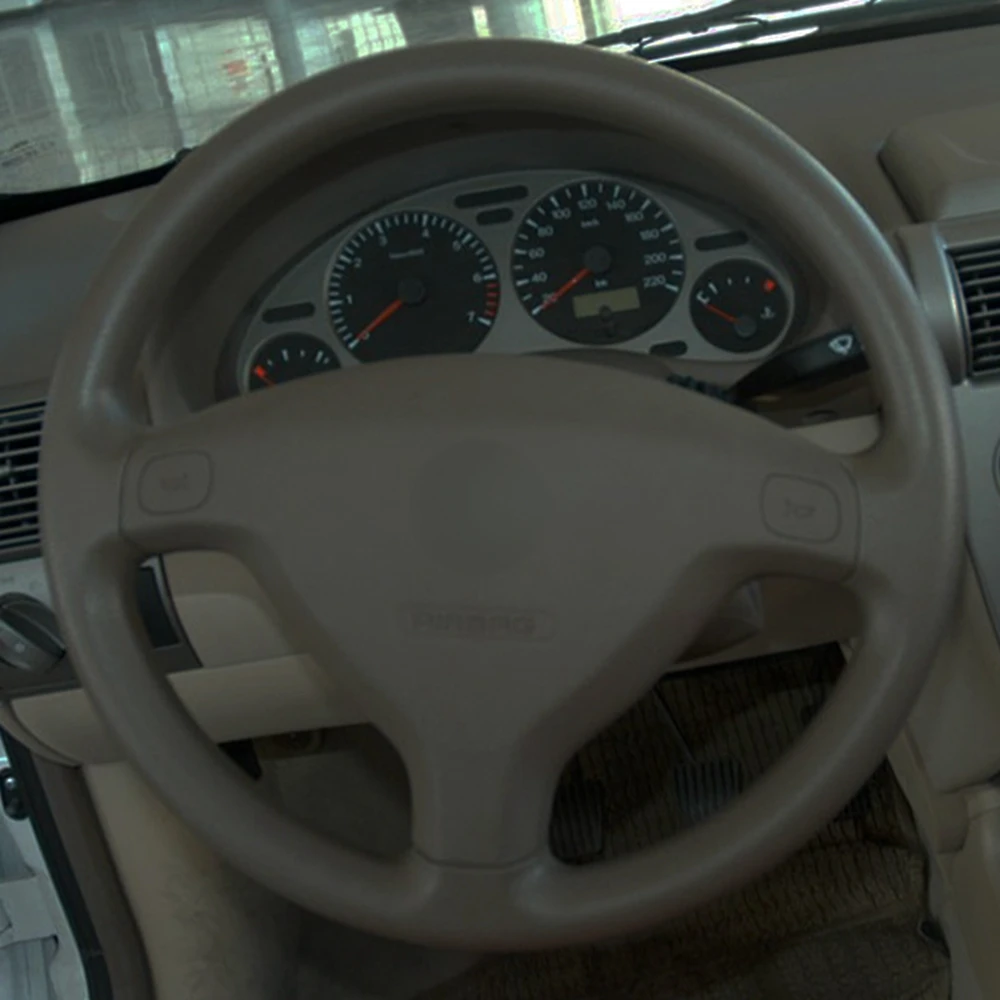 Чехол рулевого колеса автомобиля ручной работы из натуральной кожи черного