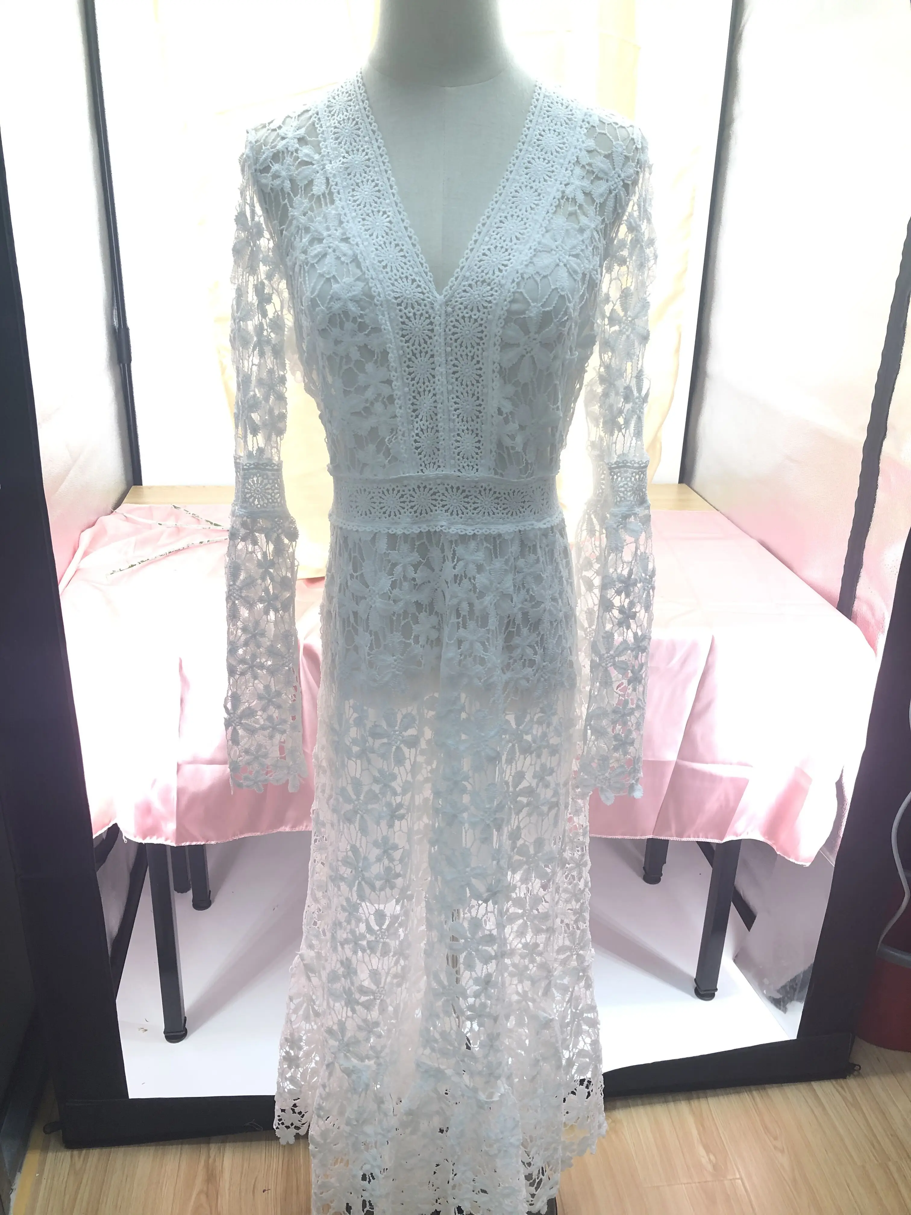 Платье женское кружевное с V-образным вырезом белое пикантное длинное вечернее