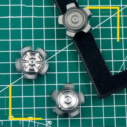Титановый сплав TC18 Гироскопическая бомба для пальцев игрушечный нож с бусинами |