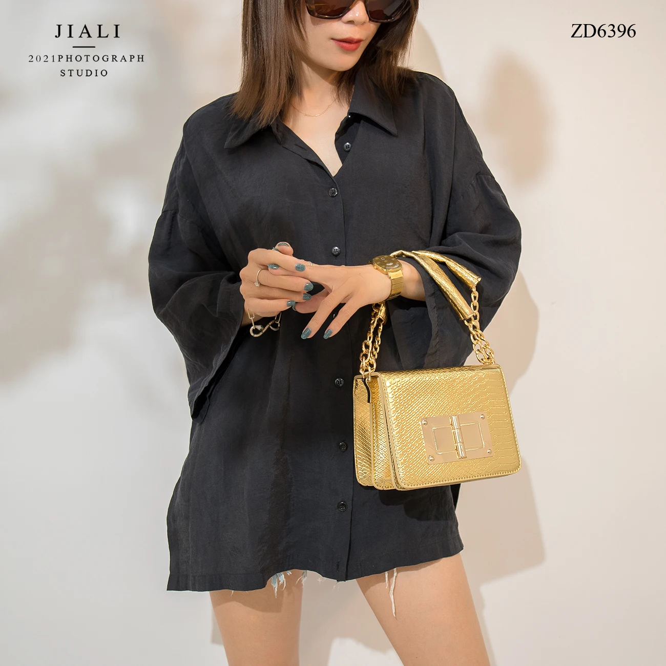 Наплечная Сумка женская квадратная из кожи питона с золотой цепочкой | Багаж и