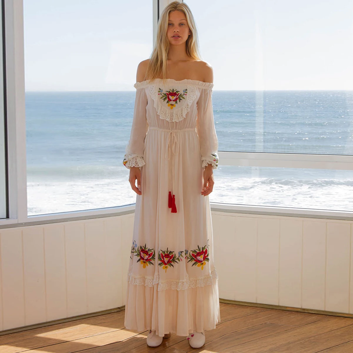 Женское платье макси с цветочной вышивкой Осеннее белое длинное бахромой