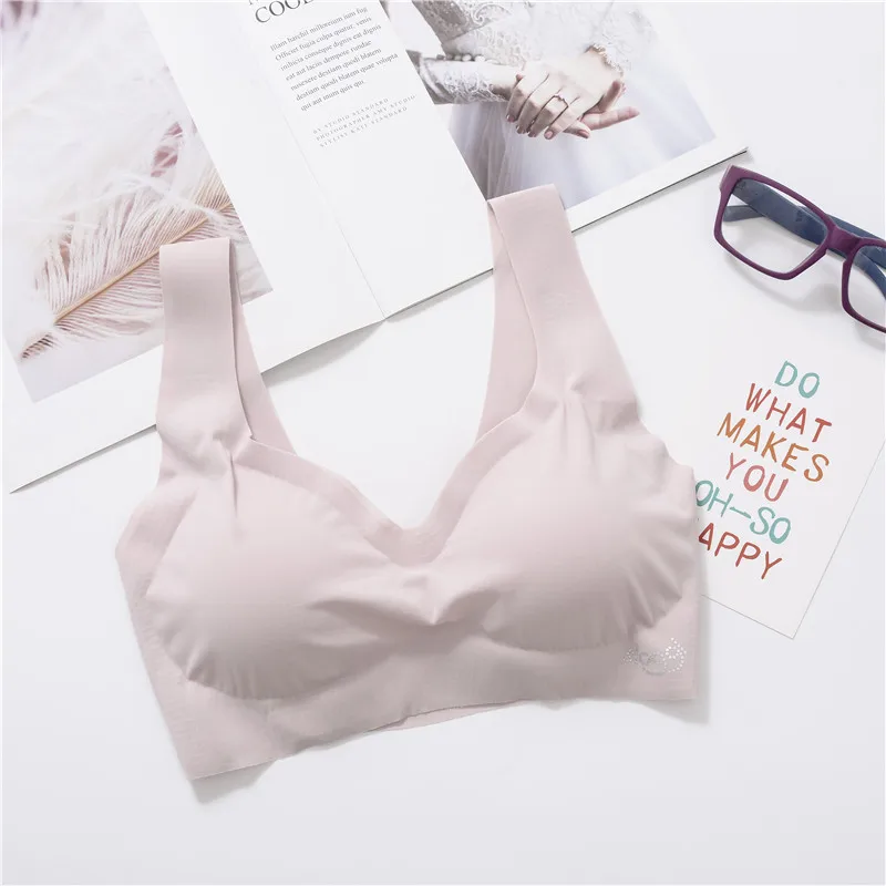 Женский бюстгальтер без косточек бесшовный с чашками пуш ап и вкладышами для