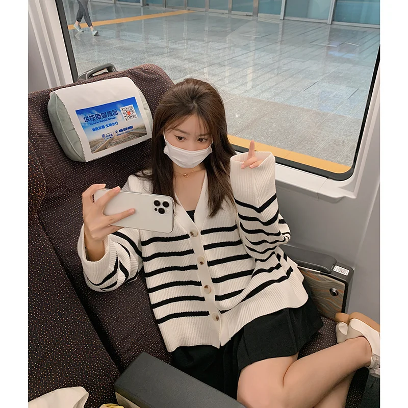 

Женский осенне-весенний кардиган в полоску с V-образным вырезом