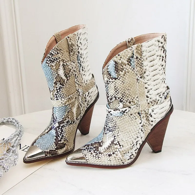 Женские ботинки из натуральной кожи с металлическим острым носком на высоком