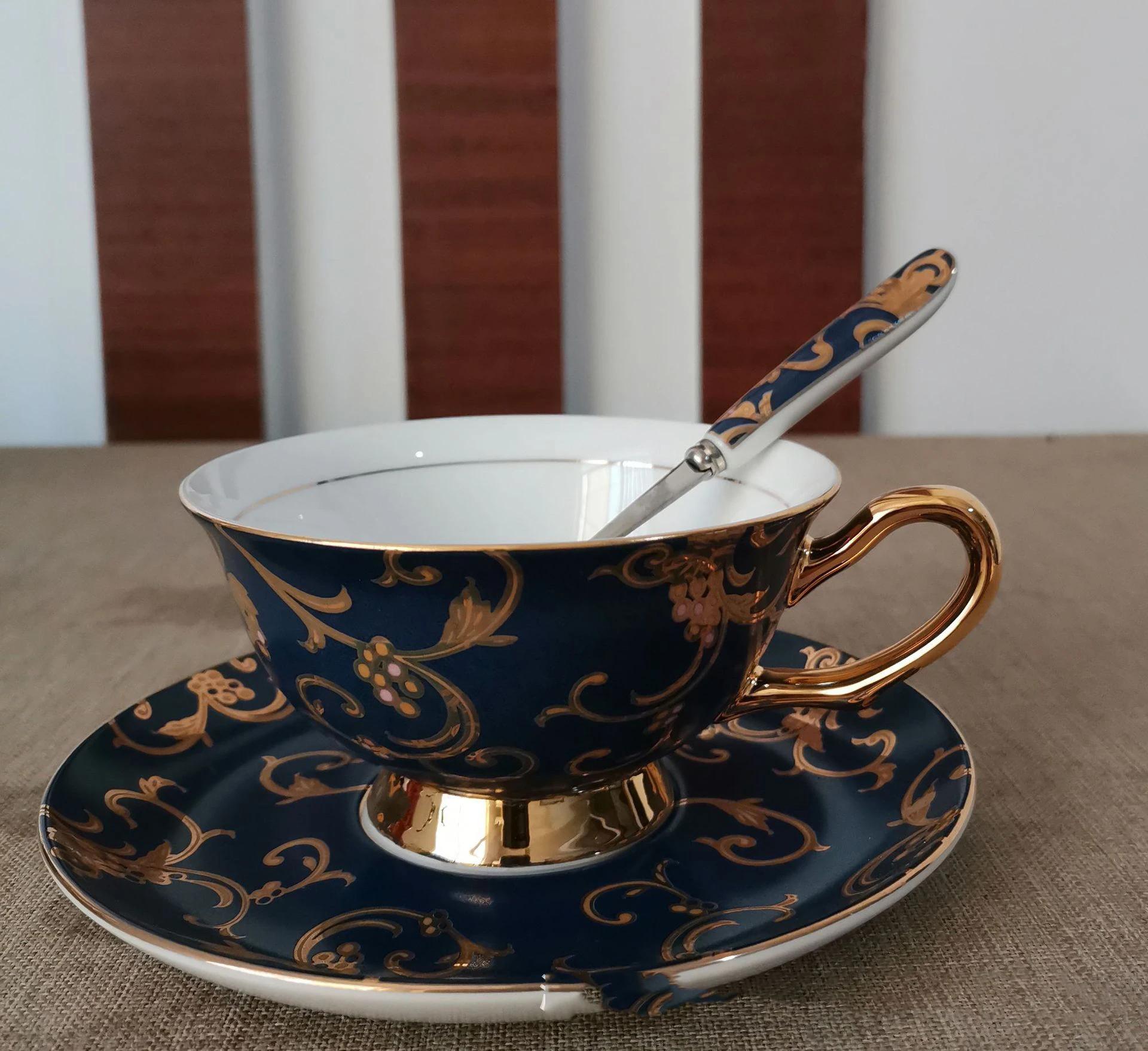 

European Bone China Coffee Mug British Retro Ceramics Home Coffee Cup Saucer Set Fashion Exquisite Gift Afternoon Tea Cup