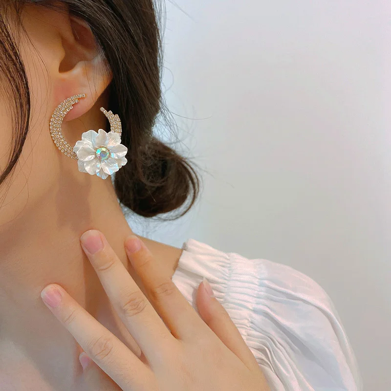

Ajojewel Full of Rhinestone Moon With White Flower Drop Earrings For Women Special Shopping Date Wedding Accessories