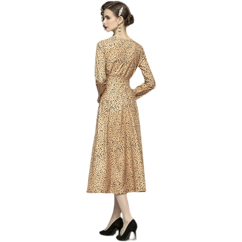 

Spot to film A sexy v-neck leopard cross posed dress irregular bind