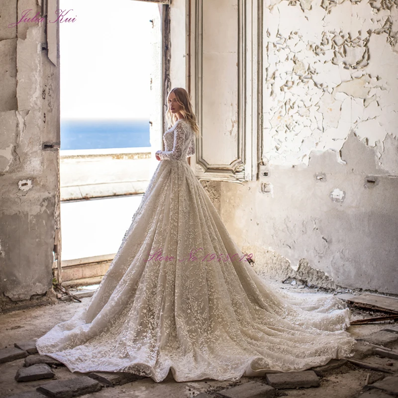 Свадебное платье-трапеция с вышивкой и жемчугом длинным рукавом