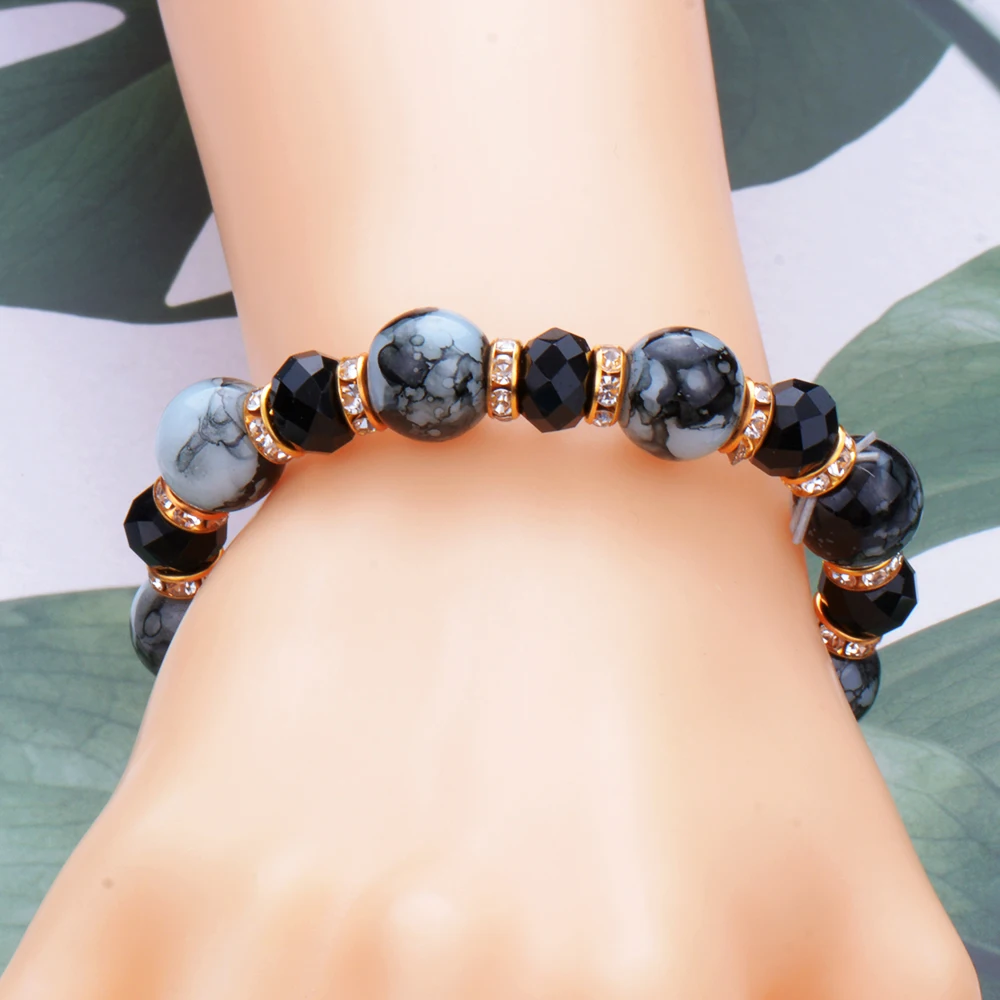 Шарм-браслет разных цветов с бусинами из натурального камня | Украшения и