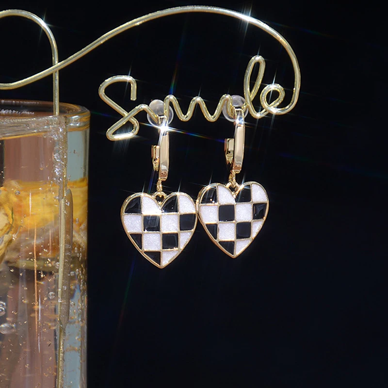 

Fashionable Design Black White Grid Heart Earring for Women Coffee Color Checkerboard Stud Earrings Wedding Jewelry Pendant Gift