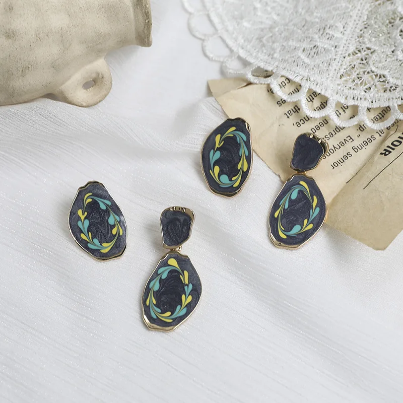 

Temperament Simple Art Graffiti Enamle Round Clip Earrings Asymmetric Irregular Round Geometric Female Clip Earrings No Hole