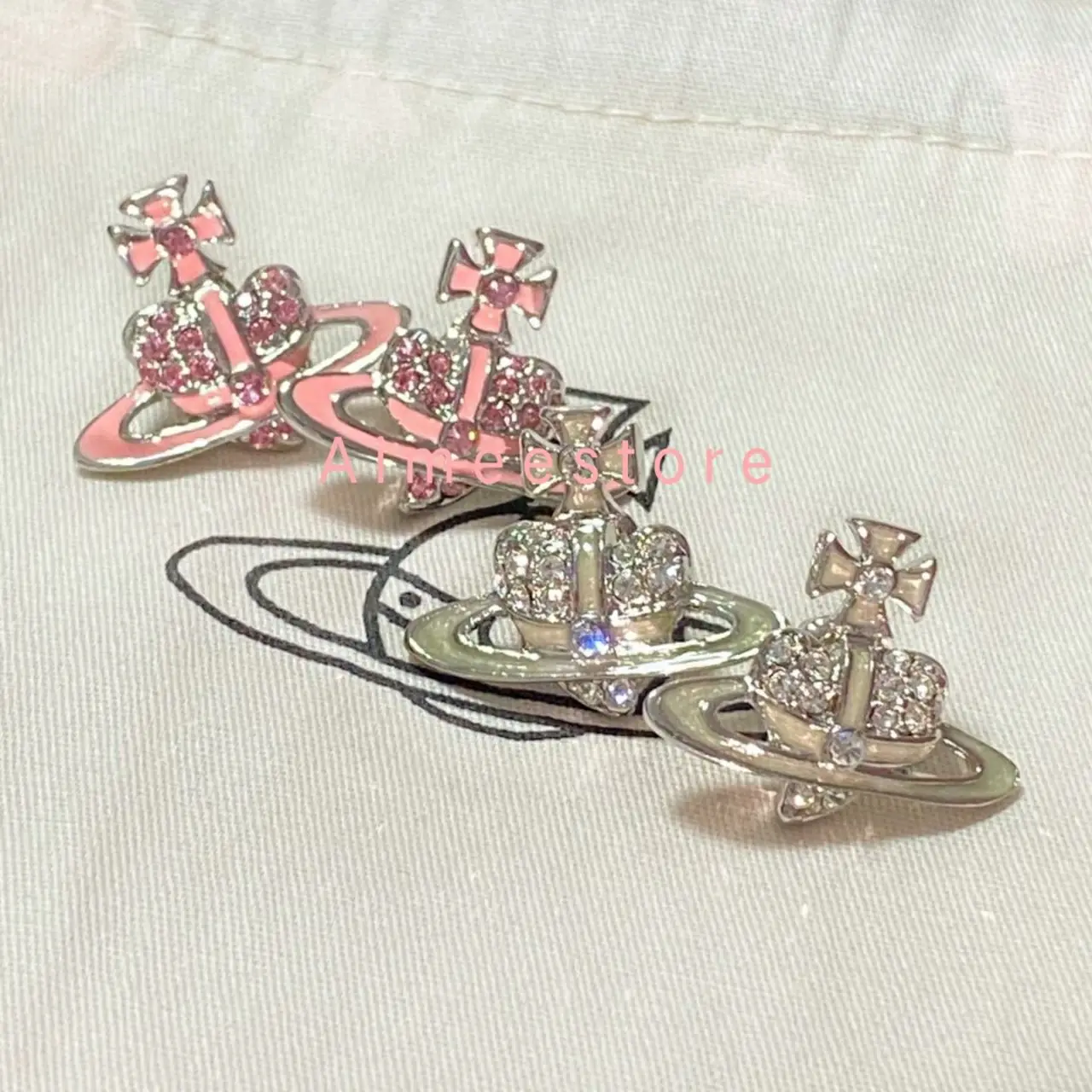 

Серьги-гвоздики в стиле Сатурн с инкрустацией алмазами в виде сердечек стильные милые