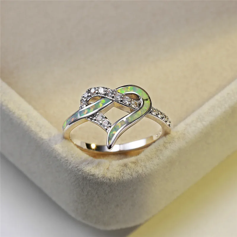 Кольцо женское обручальное с голубым и белым огненным опалом серебристого цвета